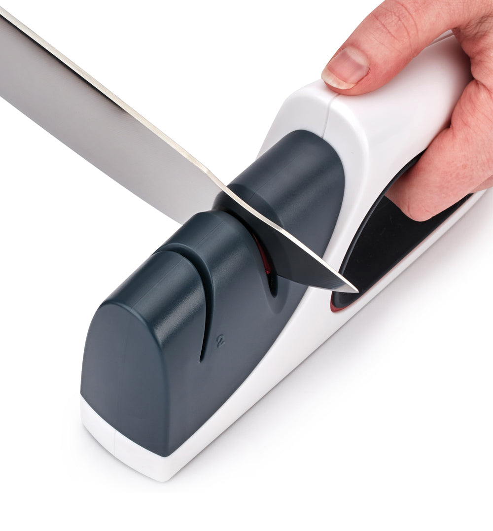 Zyliss Control Messerschärfer with ergonomic handle and sharpening slots for easy blade maintenance.