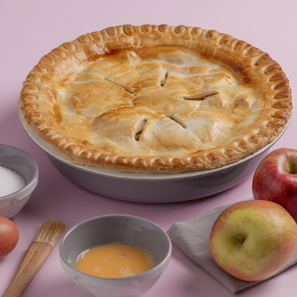 Mason Cash 29 cm ceramic Kuchen-Auflaufform baking dish with a classic design, ideal for casseroles and baked dishes.